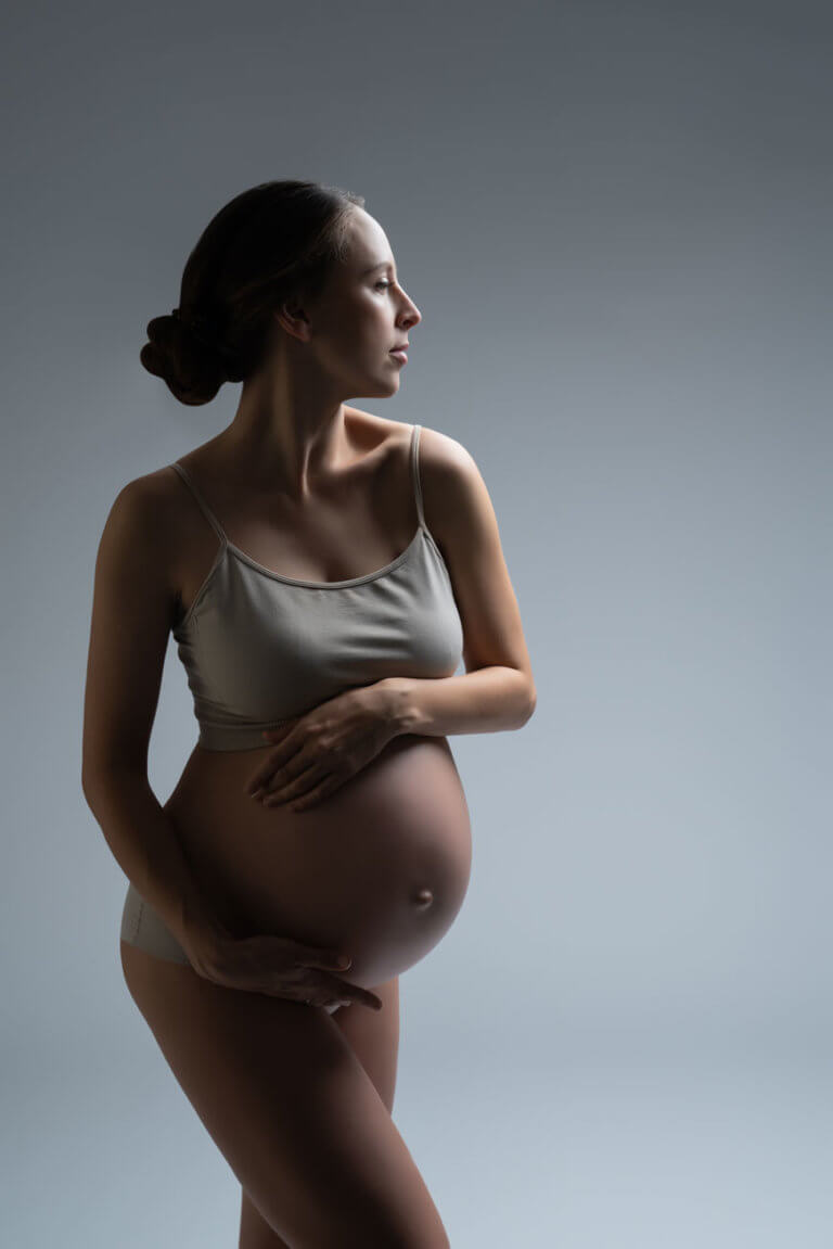 schwangerschaftsshooting-mit-unterwäschen