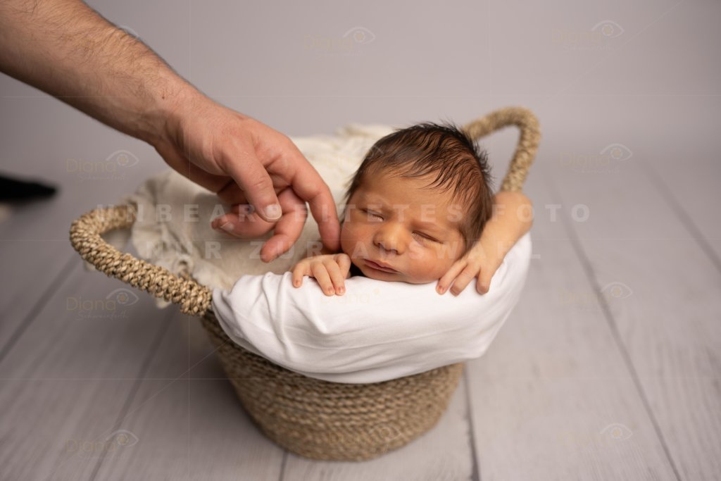 Neugeborenen baby im Körbchen