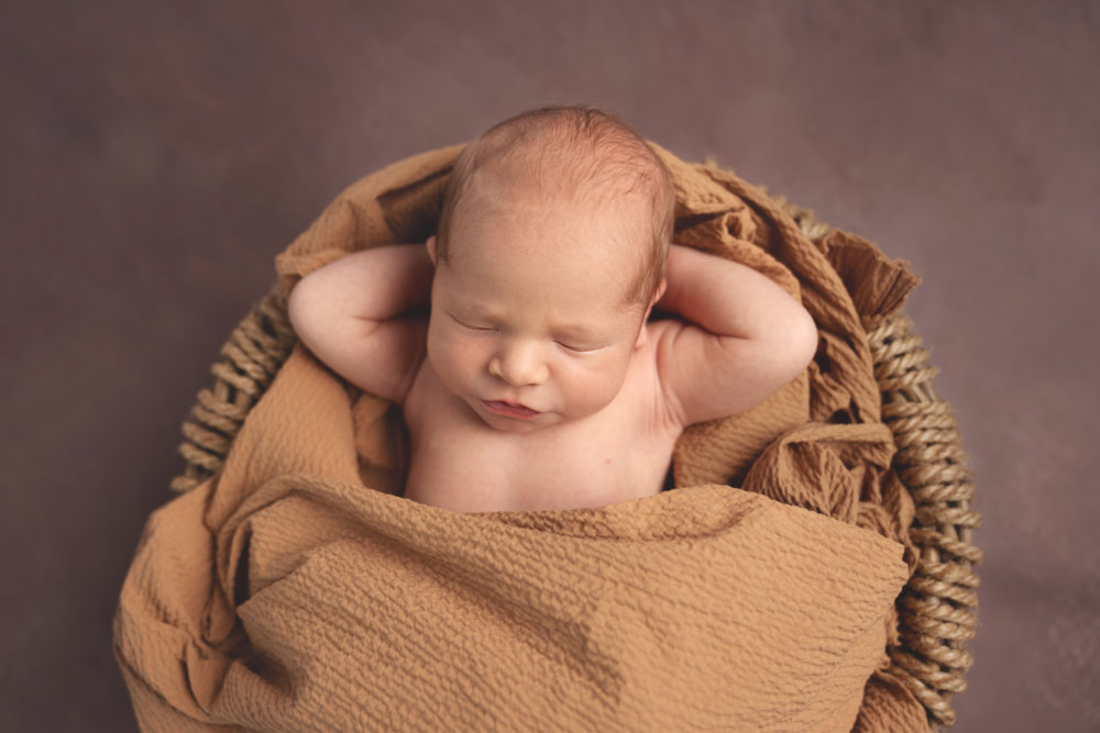 Neugeborenenbaby-in-Schale